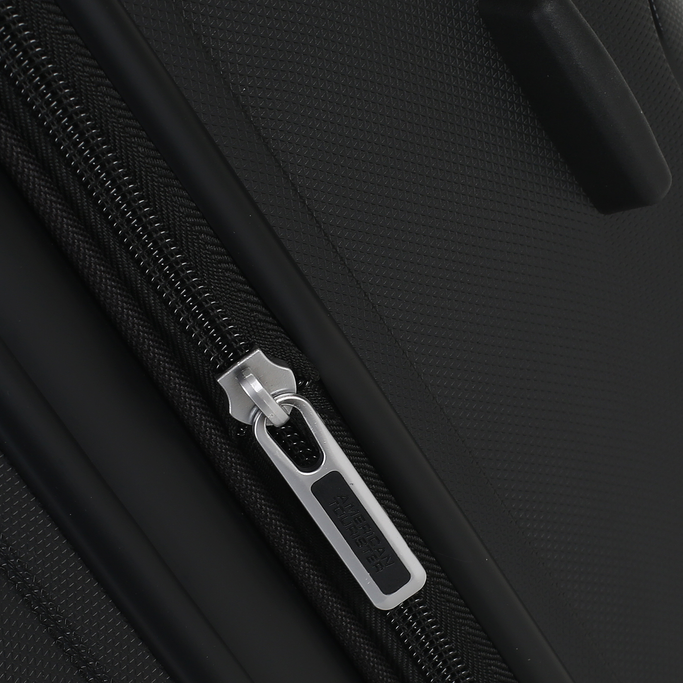 Чемодан большой L из полипропилена с кодовым замком American Tourister Sunside