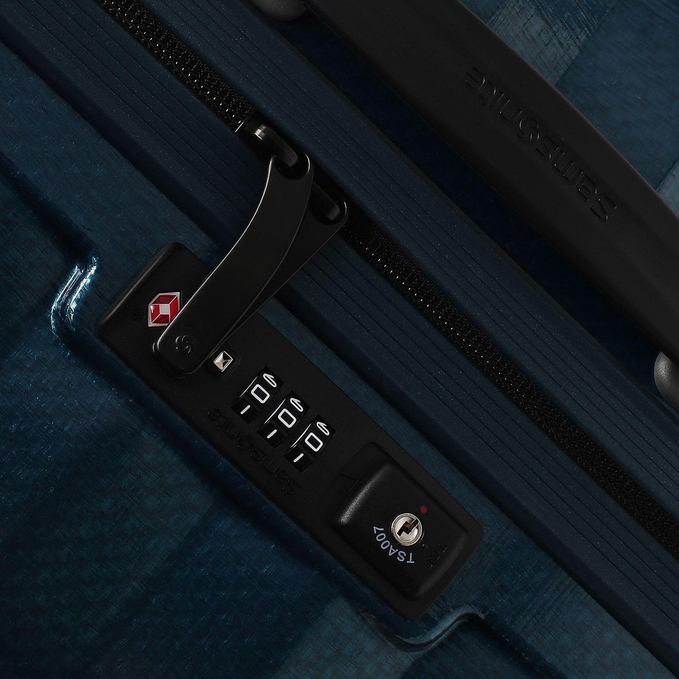 Вместительный чемодан из легкого пластика Samsonite Lite-Shock